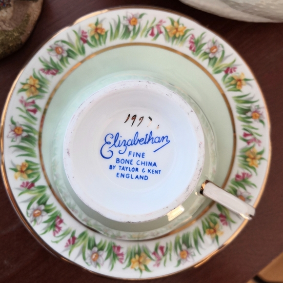 Elizabethan(Taylor&Kent)Gold Trimmed Light Green Daffodils Tea cup and Saucer - Picture 3 of 3